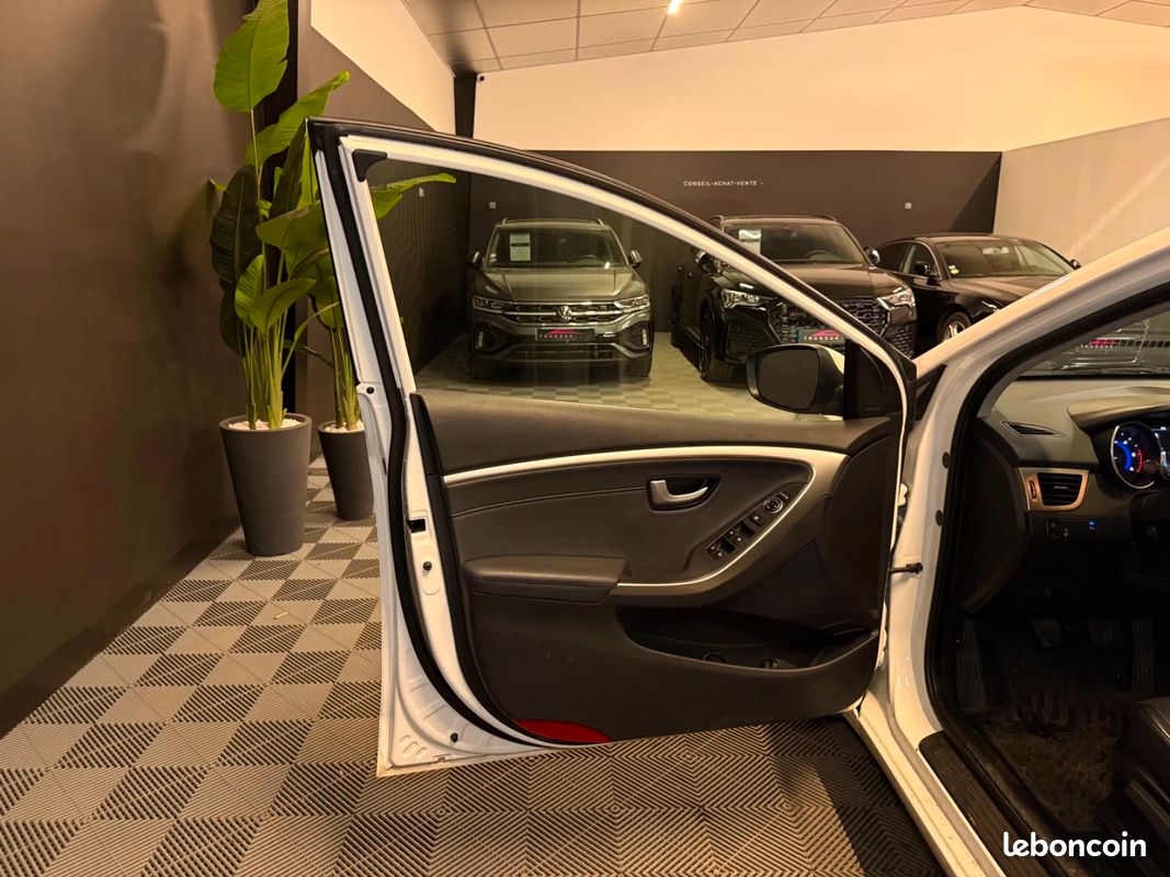 HYUNDAI i30 1.6 CRDi 128 Pack Premium TOIT OUVRANT / SIEGES CHAUFFANTS (image 30)