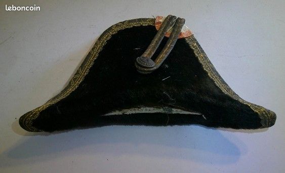Bicorne miniature ancien – Rare – Finition haut de gamme – 15 x 7,5 cm (image 1)