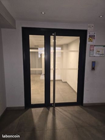 https://img.leboncoin.fr/api/v1/lbcpb1/images/b1/01/a7/b101a77ffd7d8e2b3815b4e1553756fe4d8133da.jpg?rule=ad-image