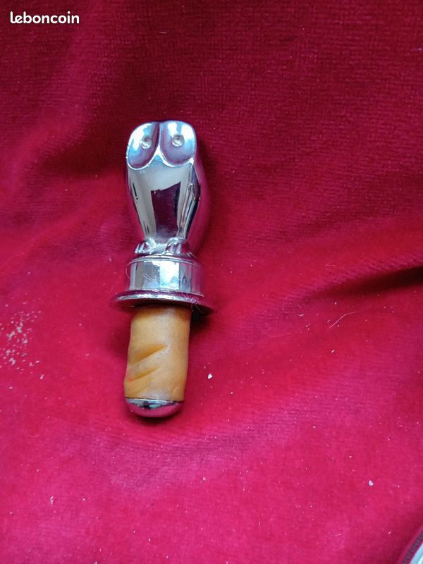 Fond de tiroir : un teste vin ouvide poché marque Daniel Hechter, métal argenté poinçon. Un coquetier en laiton avec un canard dessiné et un boucon avec une chouette. Le tarte vin fait 11 cm de diam (image 3)