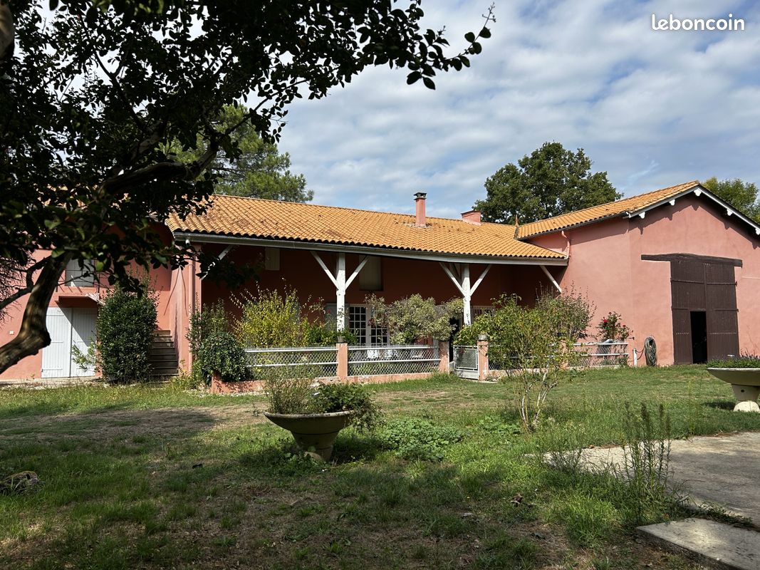 Maison 9 pièces 217 m² · à Noaillac · 217 m² · 250 000 €