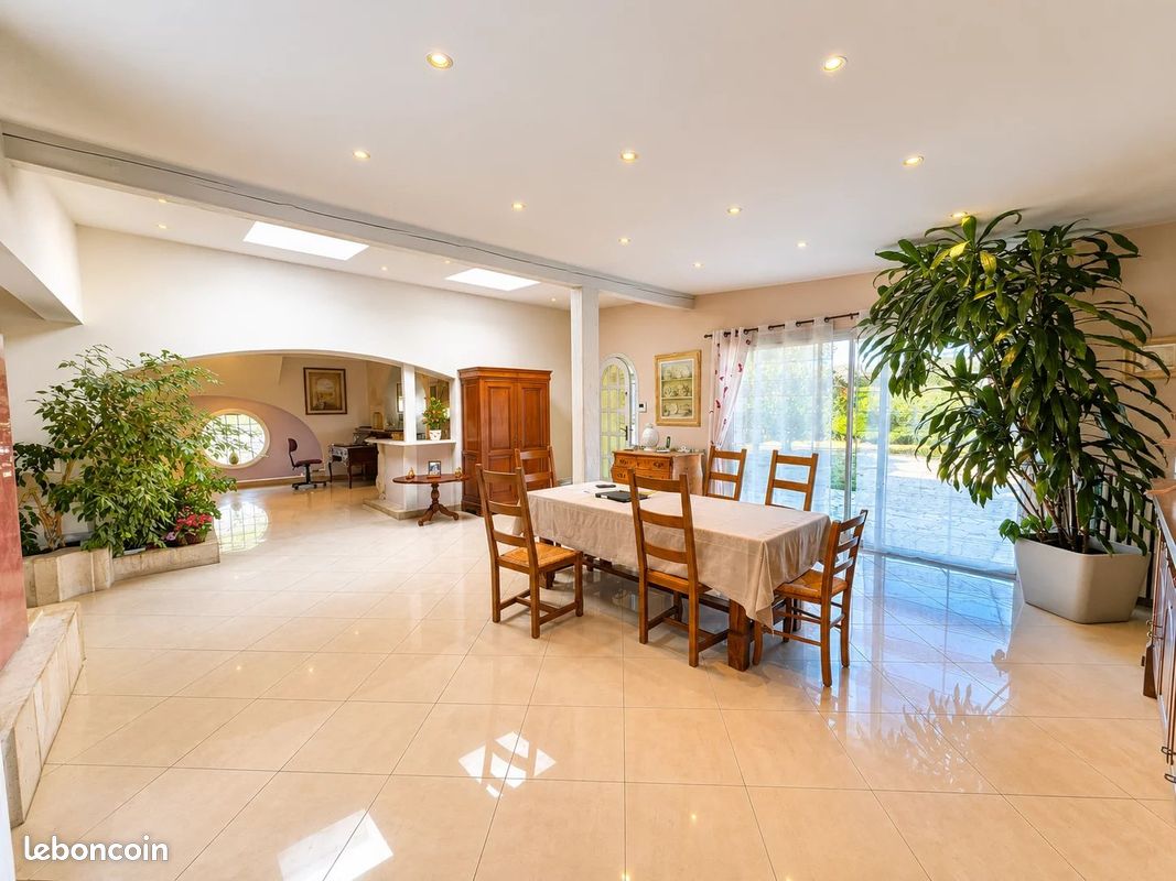 Maison 6 pièces 154 m² · à Hauterive · 154 m² · 240 000 €