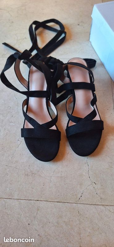 Escarpins noir suedine a lacets neuf Chaussures
