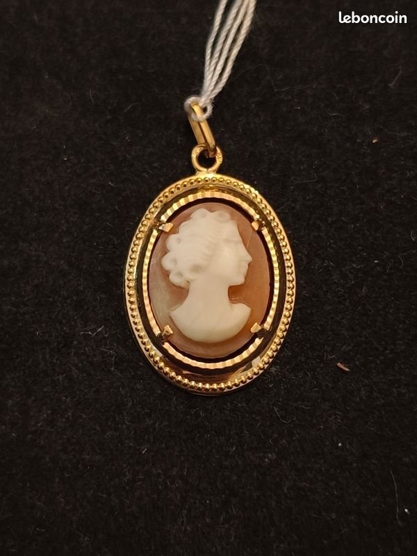 Pendentif Vintage Camée Buste De Femme - Couleur Or Et Blanc - Pierre De Lave
