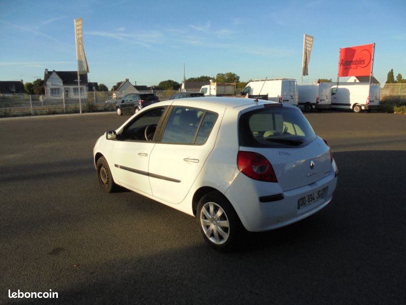 Renault CLIO III 1.5 DCI 85CH EXPRESSION 5P (image 3)