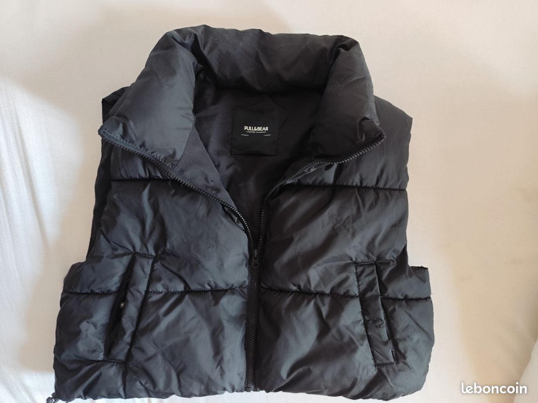 Doudoune noire sans manche Pull&Bear
Pull &Bear
Taille M
2 poches plaquées devant
Possibilité de resserrer la base
En parfait état (image 2)