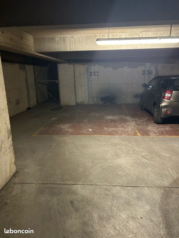 Grande place de parking · à Paris · 80 €