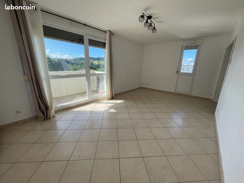 Parking 80 m² · à Saint-Étienne · 80,4 m² · 660 €/mois