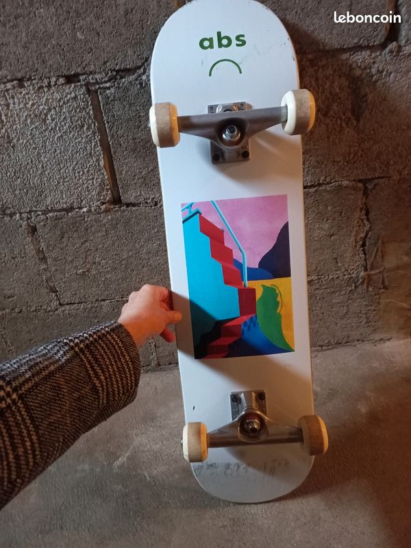 Skateboard (image 1)
