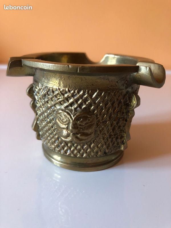 Cendrier en bronze (image 1)