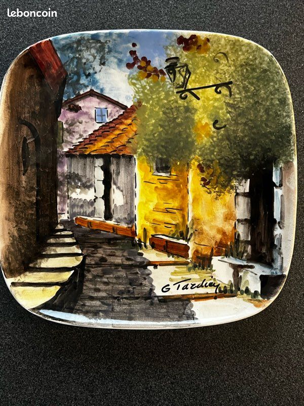 Assiette Carrée en Faïence – Décor Village – Signée G. Tardieu (image 6)