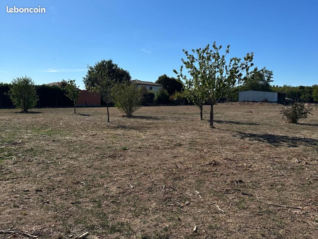 Terrain 585 m² · à Bruguières · 144 900 €