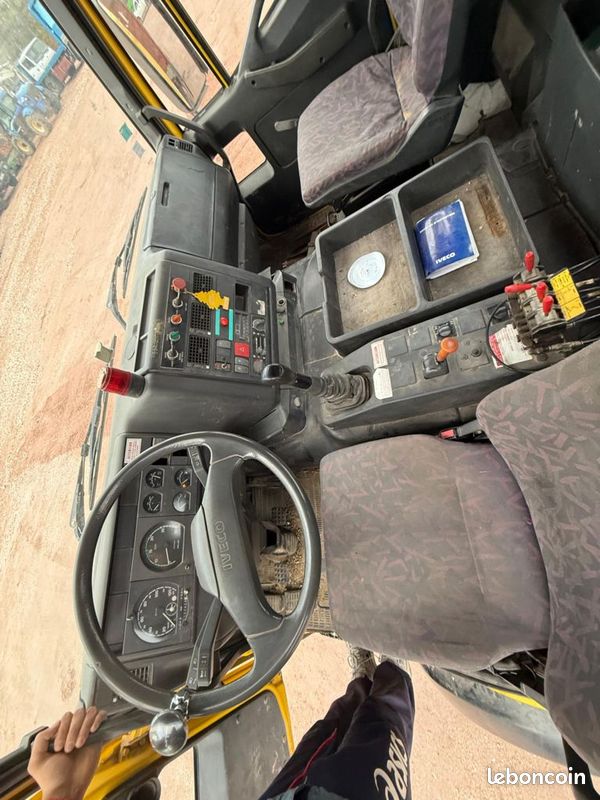 Iveco Trakker Ampliroll 6x4 (image 15)