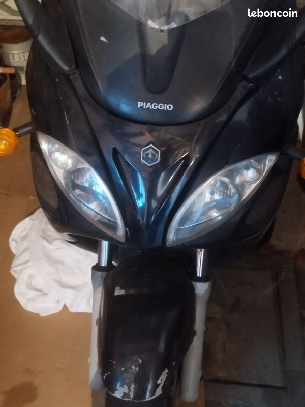 Piaggio X9 125 2006 complet et tournant pour pièces (image 1)