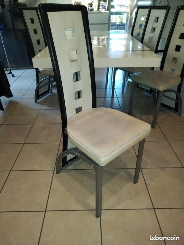 Table avec chaises (image 3)