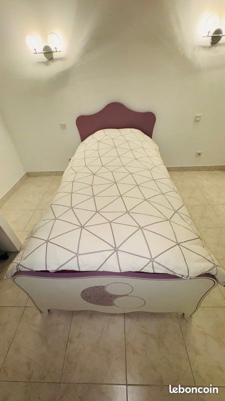 Chambre complète lit, bureau, fauteuil rose (image 1)
