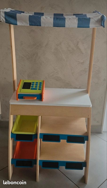 Marchande en bois (image 1)