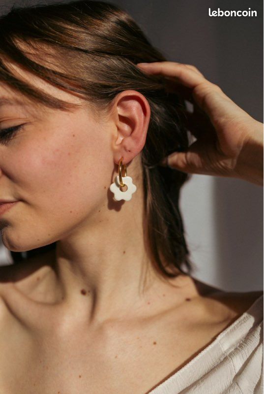 Boucles créoles fleurs blanches (image 3)