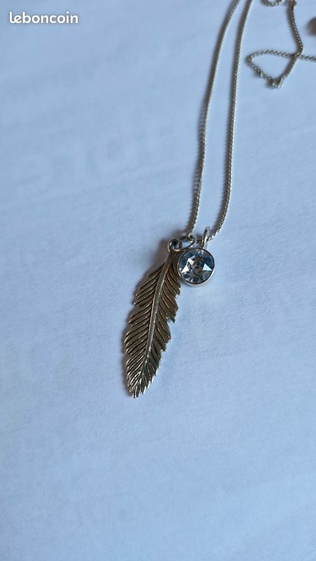 Pendentif Plume Argenté Ou Doré Avec Strass – élégant Et Brillant Pour Un Look Féminin