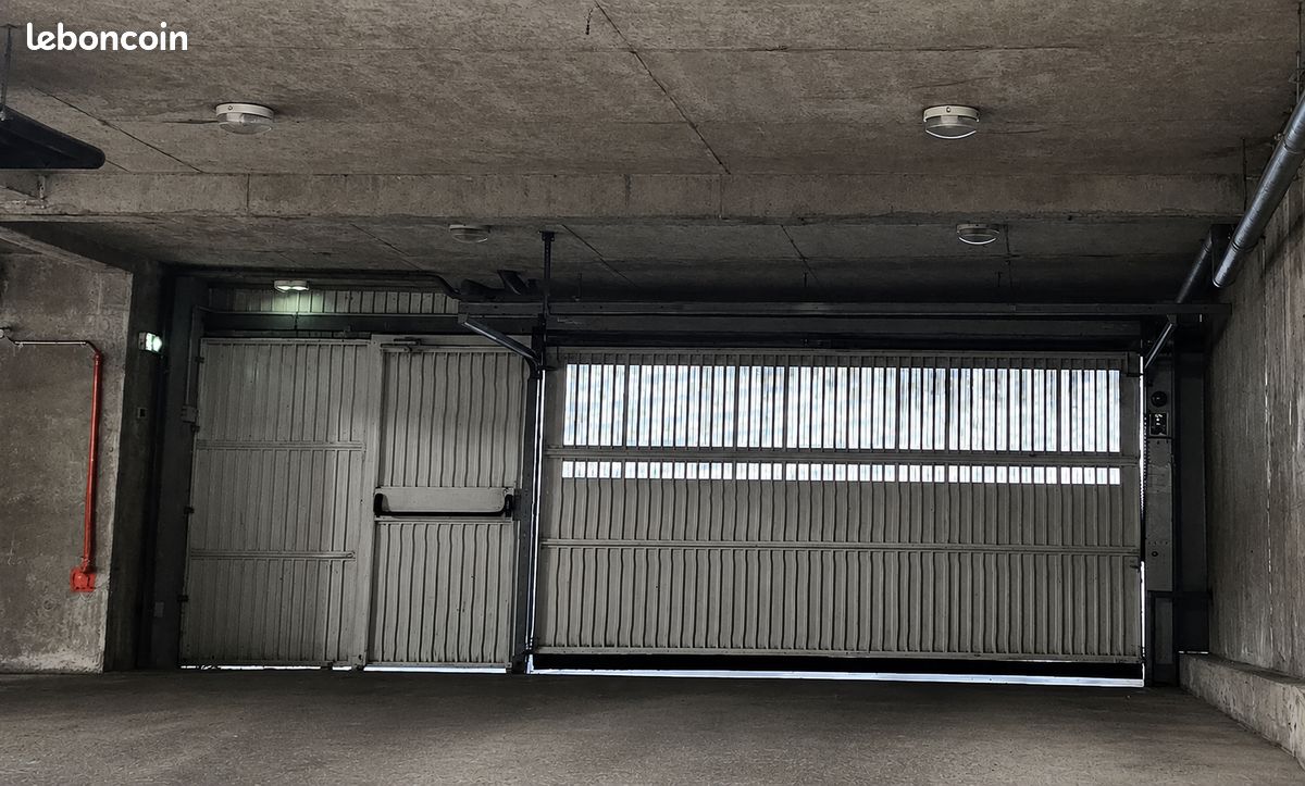 UNE PLACE dans Garage électrifié très sécurisé idéal pour ranger votre deux roues · à Échirolles · 55 €