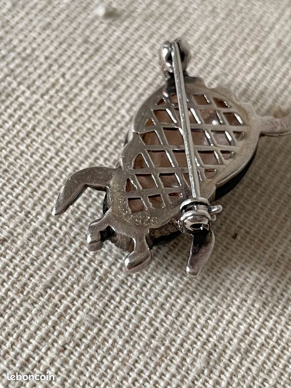 Broche scarabée en métal insecte gothique ou autre pierres vertes - Montres & Bijoux