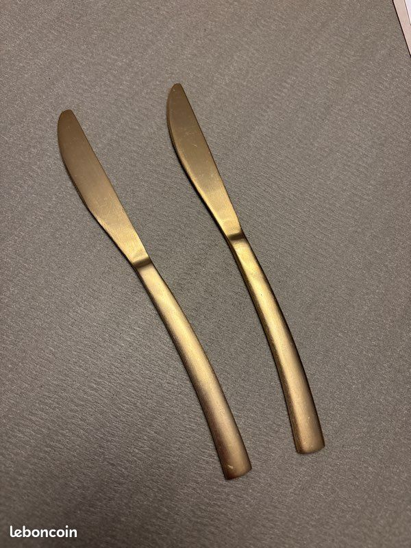 Deux couteaux dorés (image 1)