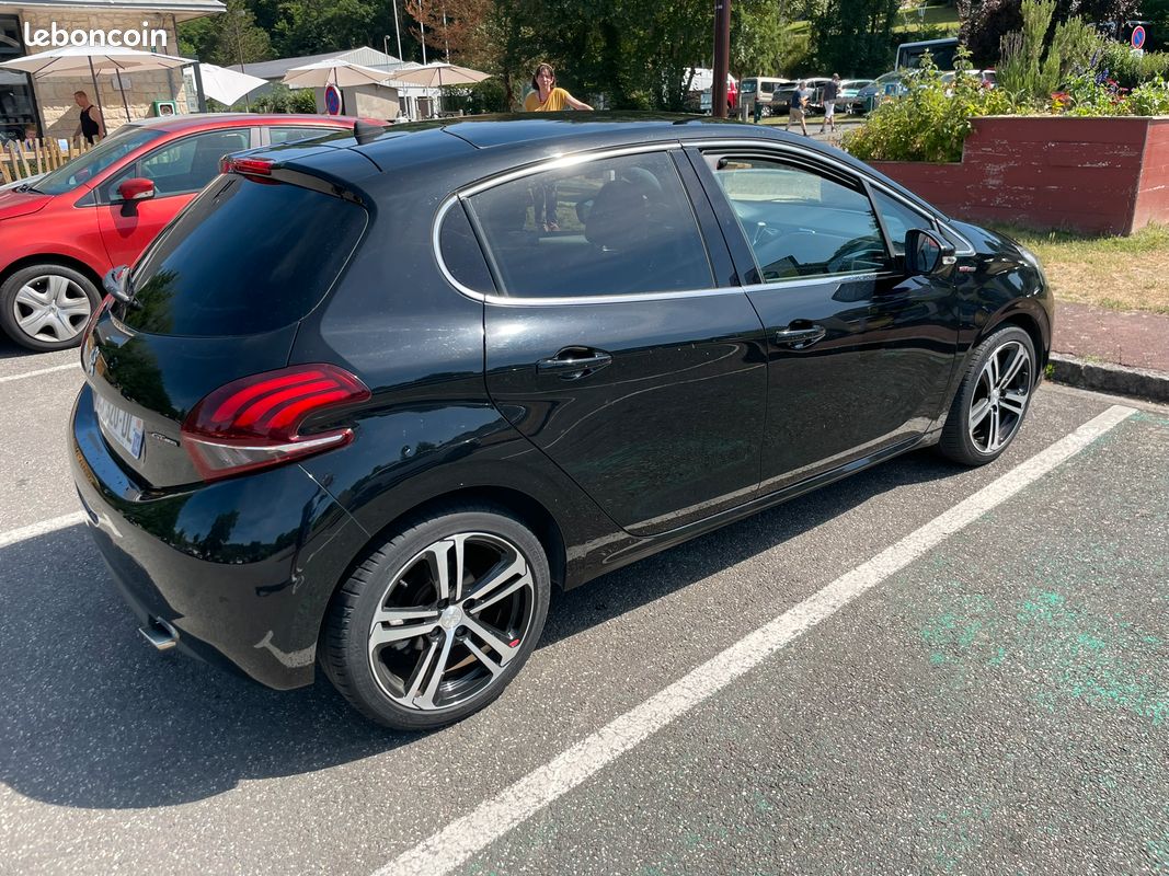 Peugeot 208 GT line 1,2l noire année 2018 - 27 296 km (image 2)