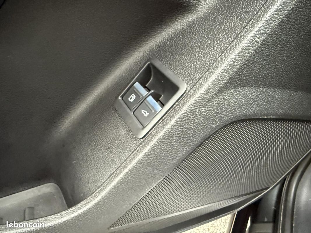 AUDI Q3 45 TFSIe 245 ch S tronic 6 S line (image 43)