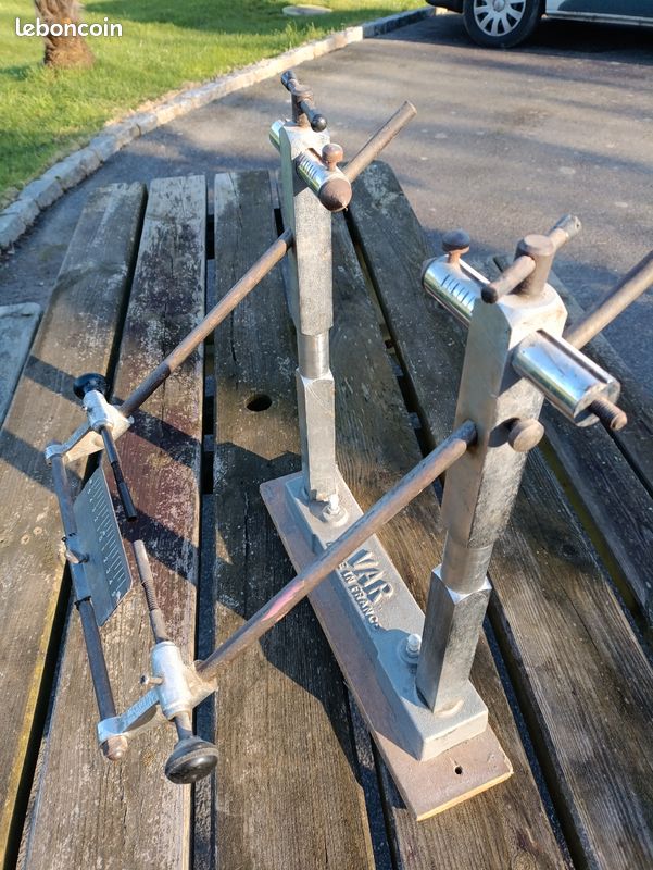 Vieilles Pièces Et Outils De Vélo Dans Un Atelier De Vélo Isolés Sur