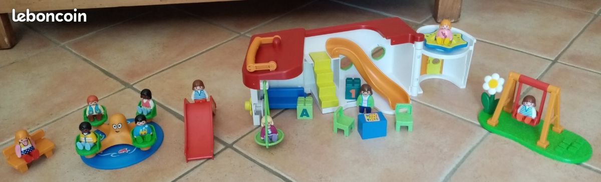 Playmobil 123 garderie transportable avec aire de jeux personnages