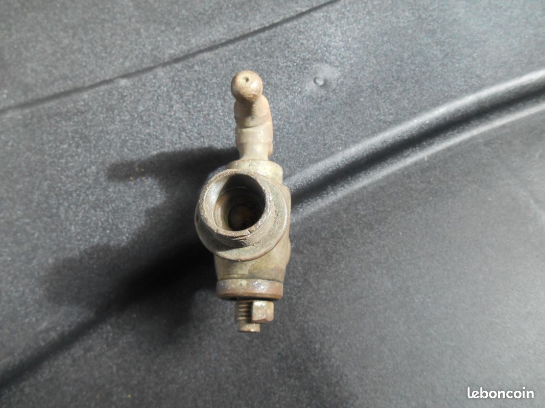 Petit robinet ancien (image 3)