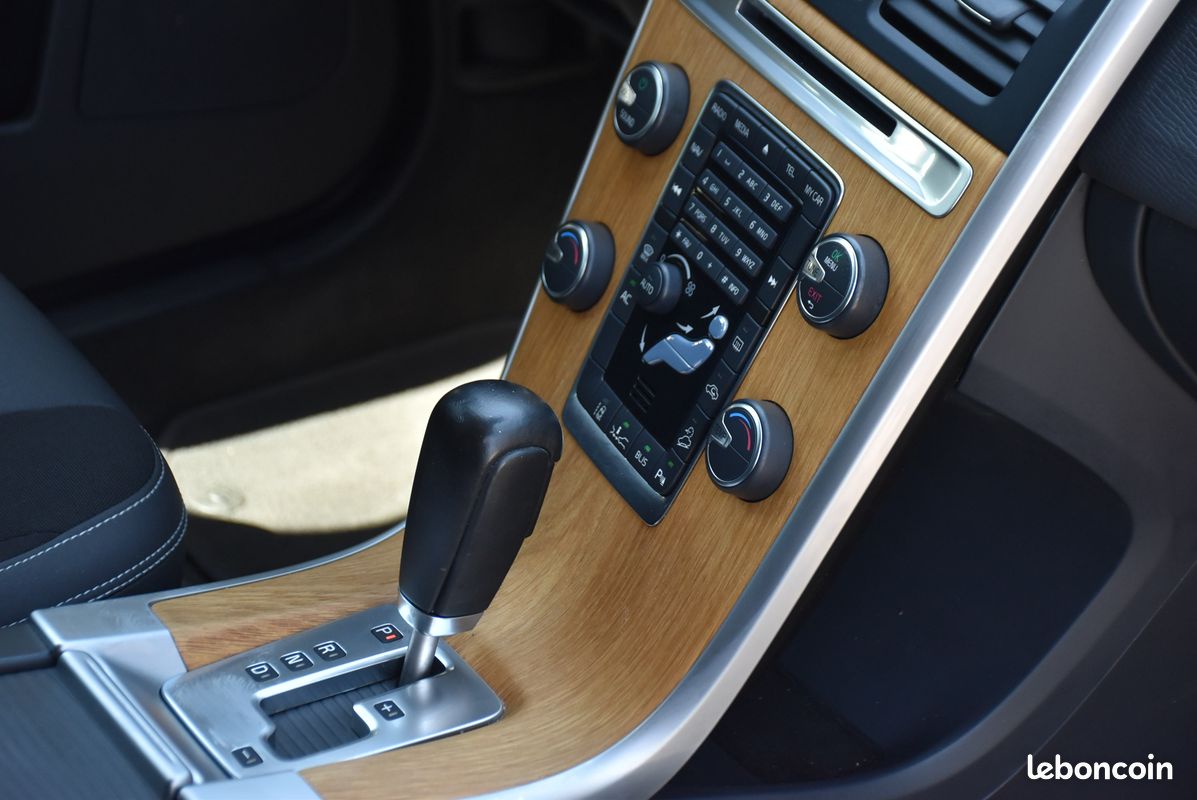 Volvo xc60 d5 awd 205 ch bva geartronic momentum phase 1 (image 10)