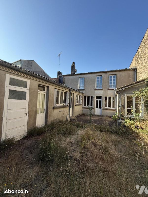 Maison 13 pièces 286 m² · à Mortagne-sur-Sèvre · 286 m² · 189 000 €