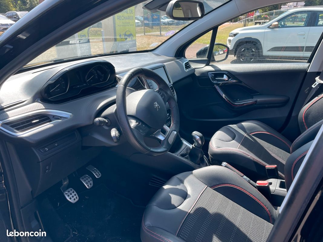 Peugeot 208 GT line 1,2l noire année 2018 - 27 296 km (image 3)