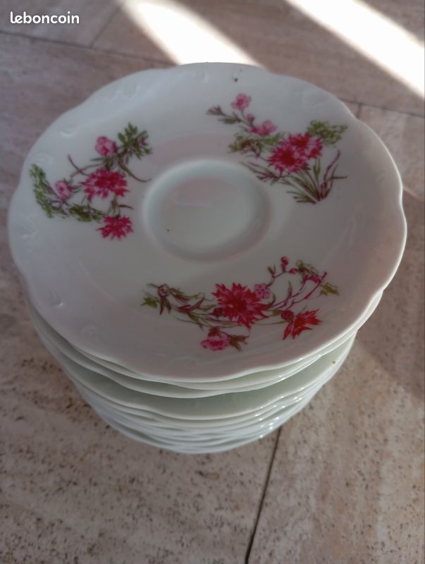 Service à vaisselle en porcelaine de Limoges motif floral (image 2)