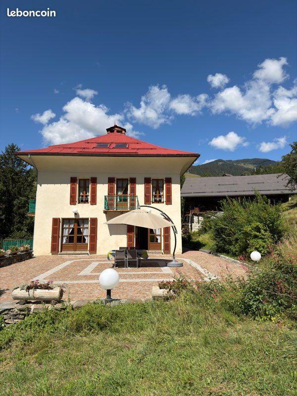 Maison 10 pièces 700 m² · à Beaufort · 700 m² · 2 400 000 €
