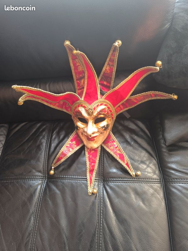 Masque Vénitien Décoratif Rouge Et Doré – Avec Plume Et Cordelette – Neuf Avec étiquettes