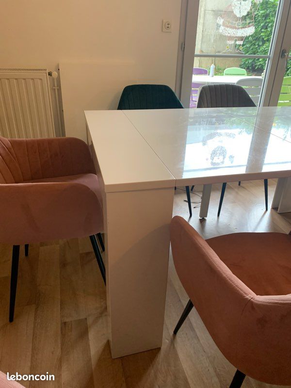 Table (image 3)