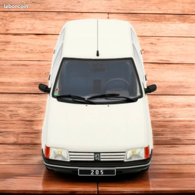 Peugeot 205 Junior 1988 – Ottomobile 1/18 – Modèle OT463 – Neuf En Boîte