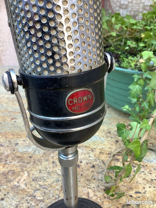 Microphone Moderne Suspendu Devant La Paroi Du Panneau Acoustique Coloré Ai Généré Image343779088