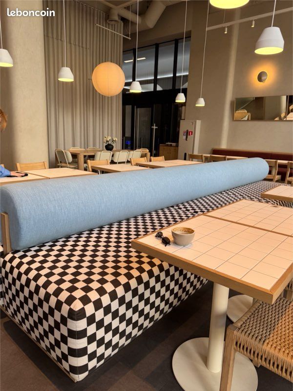 Fauteuils, tables bistro et banquettes (image 1)