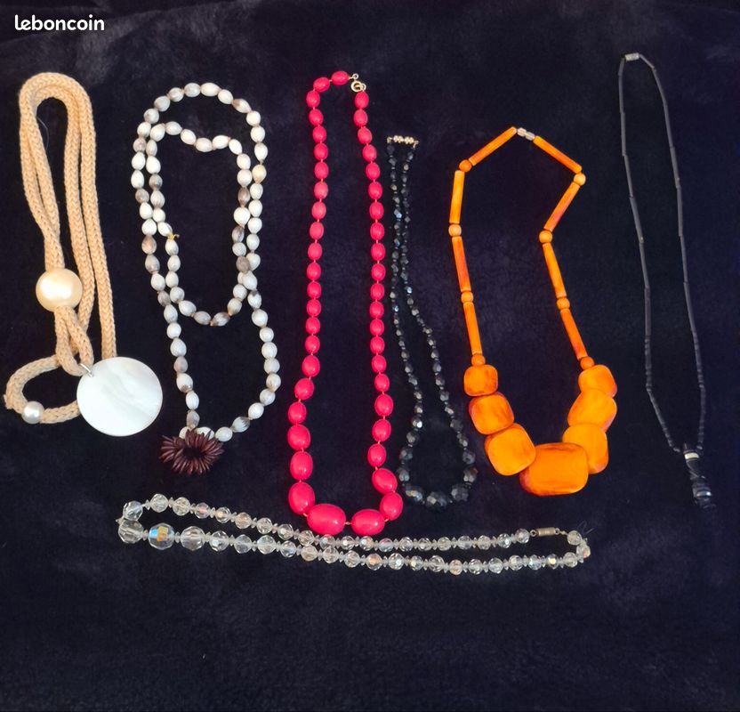 ensemble de bijoux fantaisie, couleurs et formes variées - Lot 177