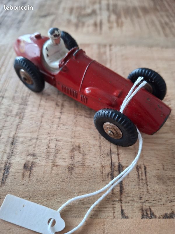 Dinky Toys Ferrari 23J – Miniature 1/43, Voiture De Course Collection (occasion)