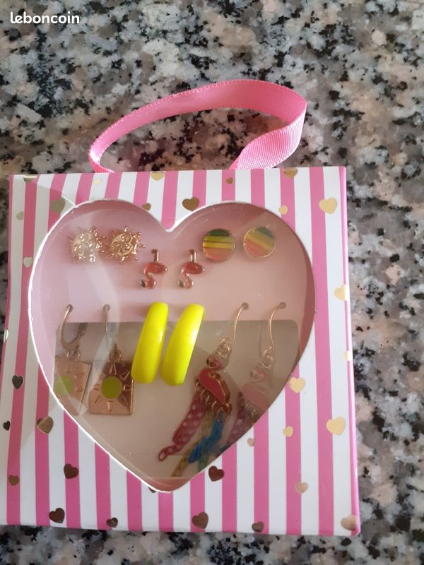 Boucles d'oreilles fantaisie (image 1)