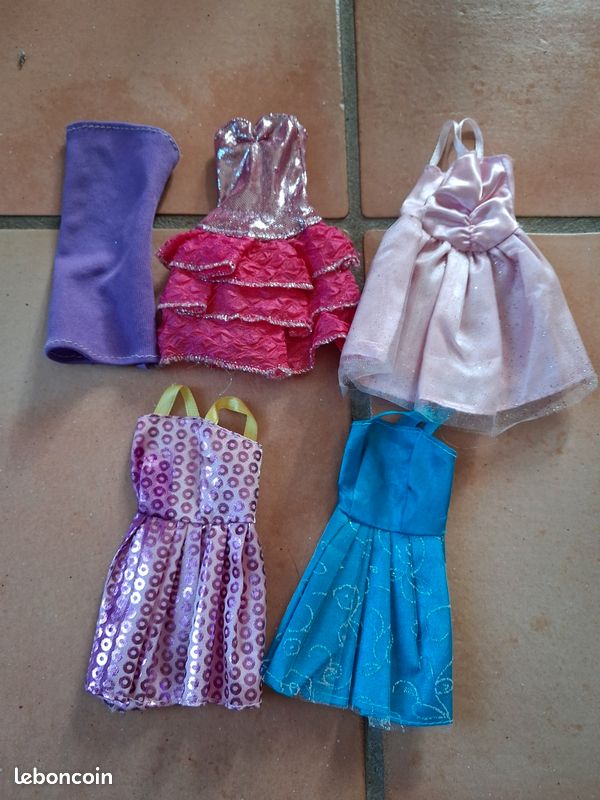 Lot de vêtements et accessoires Barbies (image 2)