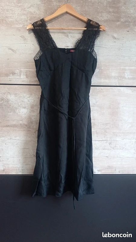 Petite robe noire Comptoir des Cotonniers avec bretelles en