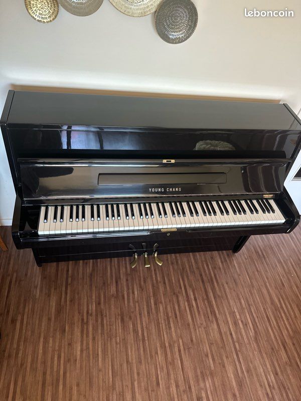 Piano droit Vernis Noir Young Chang U107 (image 3)
