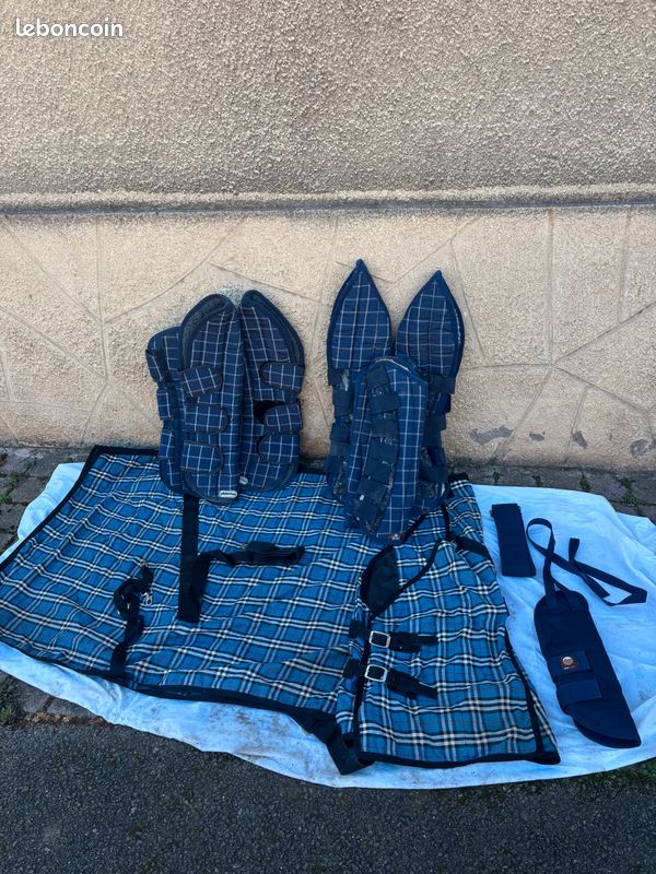 Ensemble complet Equithème à carreaux bleus (Chemise, Protections transport, Sac pansage...) - TBE (image 1)