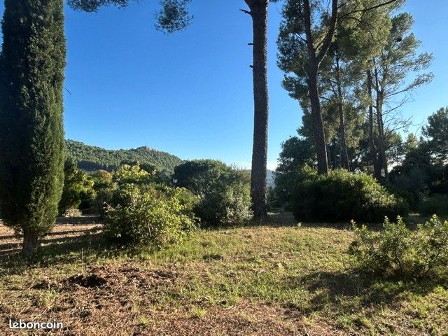 Terrain vues incroyables · au Castellet · 560 000 €
