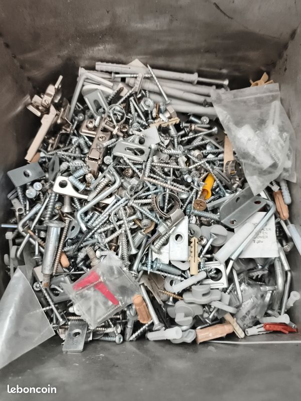 Caisse de tout un tas de vis inox (image 1)